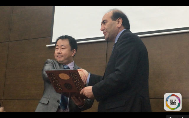 喀布尔大学校长法鲁基在10月31日的送行活动中为赵京武颁发奖状.jpg