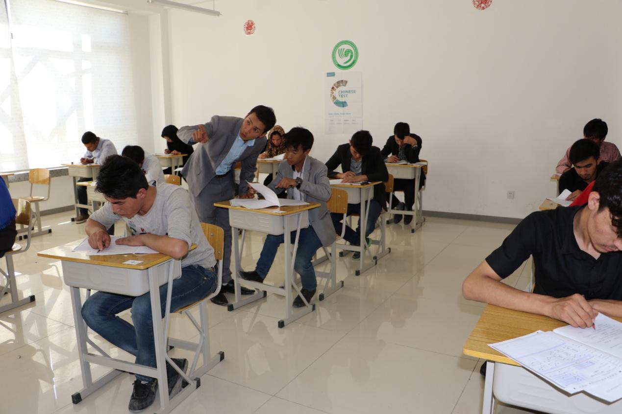 监考人员指导学生填填涂答题卡